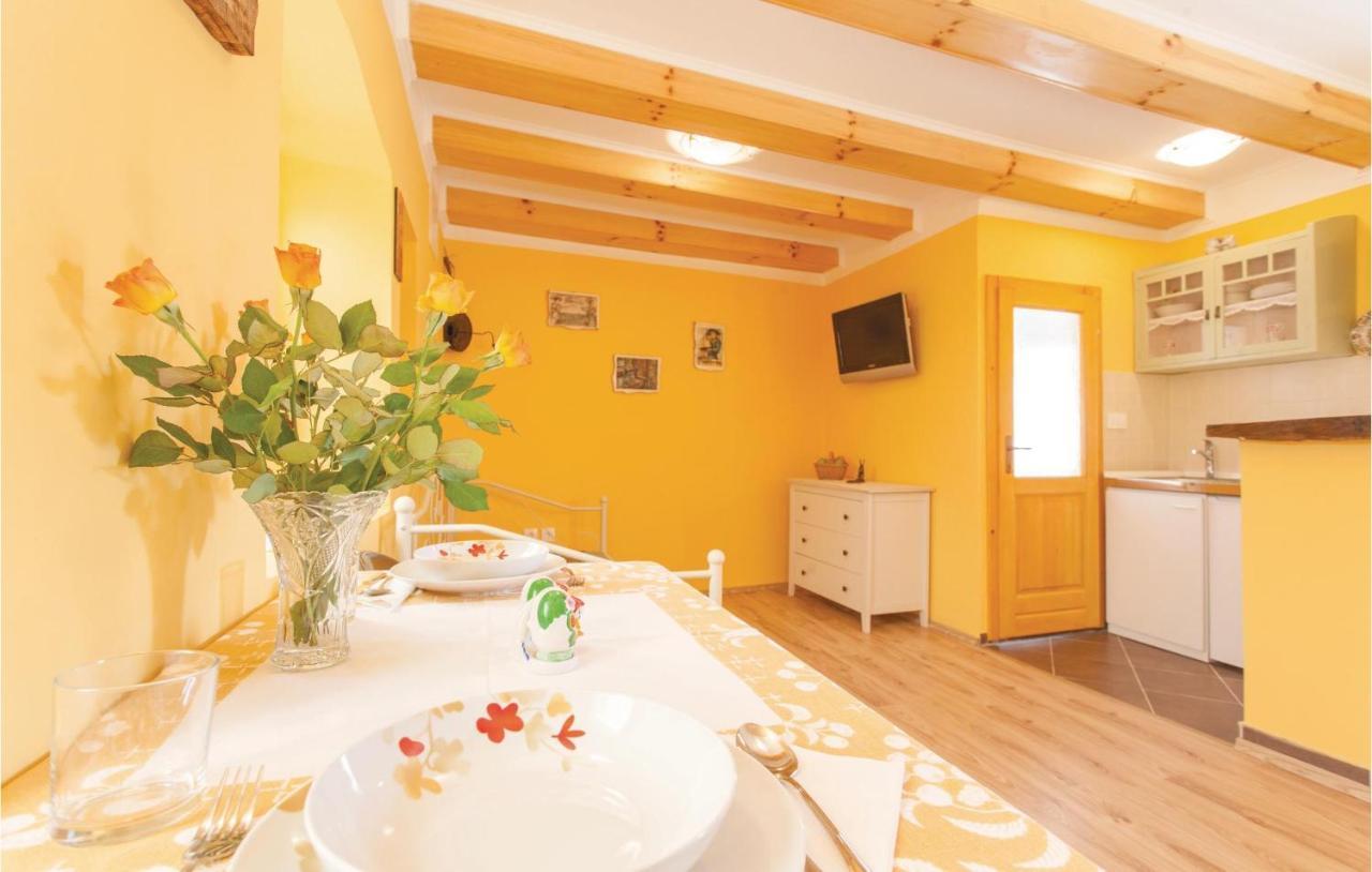 1 Bedroom Beautiful Apartment In Omišalj Екстериор снимка
