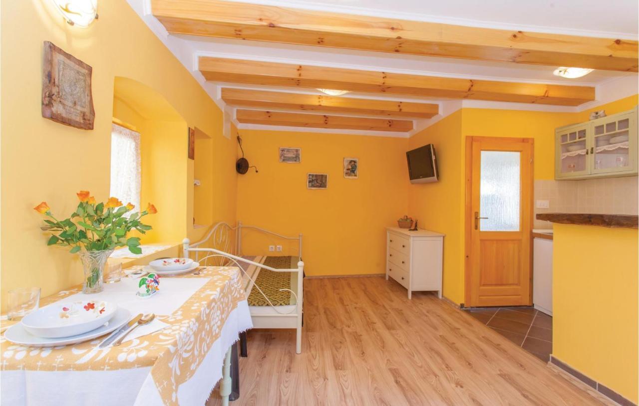 1 Bedroom Beautiful Apartment In Omišalj Екстериор снимка